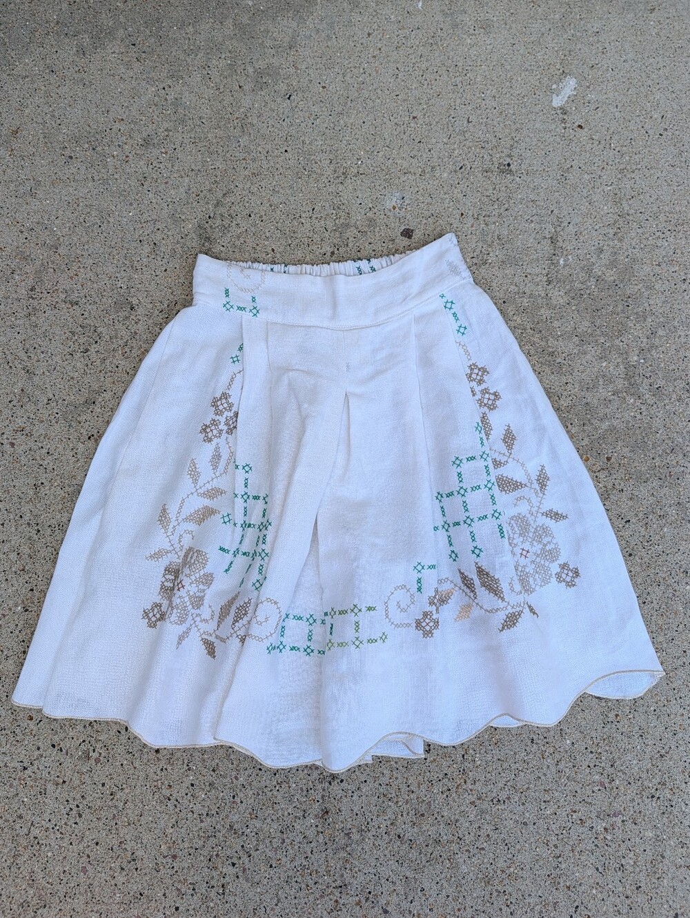 one of a kind LINEN SHORTS made from a cross stitched tablecloth S - Picture 6 of 12